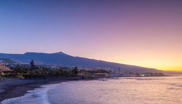 Na jednej z najkrajších pláží Kanárskych ostrovov platí zákaz kúpania. Vo vode číhajú infekcie