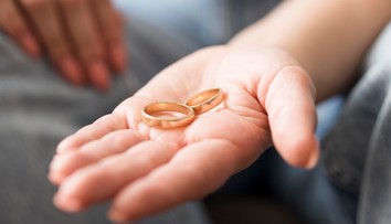 Dojímavý príbeh: Stratenú obrúčku našli po vyše 60 rokoch na mieste, kde zaľúbenci zasadili strom