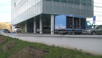 Tragická nehoda v Košiciach: Vodič dodávky si pri cúvaní nevšimol ženu, ktorá telefonovala