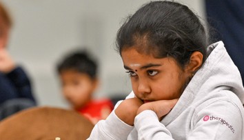 Nemá ani desať, no súperky proti nej nechcú hrať. Šachový „zázrak“ čelí rasistickým útokom