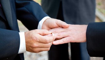 Vatikán rozhodol: Katolícki kňazi nemôžu požehnávať homosexuálne zväzky