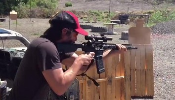 Video ako dôkaz! Keanu Reevesa so zbraňou by ste nahnevať nechceli