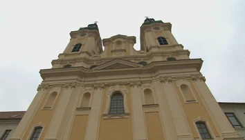 V kostoloch už môže byť viac veriacich. V praxi však stále zostávajú poloprázdne