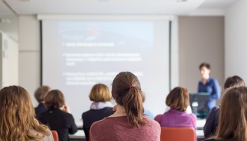 Ministerstvo školstva chce klepnúť po prstoch firmám, ktoré predávajú záverečné práce