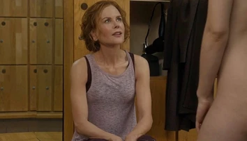 Pred Nicole Kidman sa postavila holá žena. Ona sa len prizerala