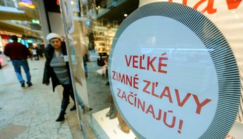 Povianočné výpredaje odštartujú v kamenných obchodoch o deň neskôr