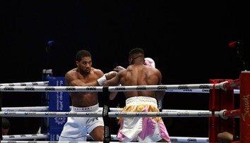 VIDEO: Očakávaný súboj sa skončil tvrdým KO. Joshua nedal šampiónovi UFC šancu