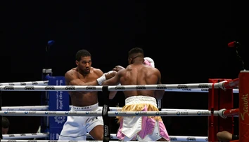 VIDEO: Očakávaný súboj sa skončil tvrdým KO. Joshua nedal šampiónovi UFC šancu