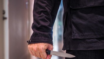 Z lupiča iba hladoš. Muž sa agresívne vlámal k seniorke, keď mu ponúkla sušienky, skrotol