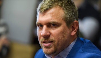 Všetko bolo v súlade so zákonom, vyhlásil pred výborom NRSR Kuffa. Ponad Malú Fatru mal letieť bez povolenia