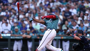 Frajer na záver: Keď priveľa snahy škodí. Syn člena siene slávy netrafil pálkou loptičku, ale tribúnu