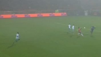 VIDEO: Šialený zákrok gólmana mimo šestnástky, takto knokautoval útočníka