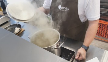 Zmarilo grilovačku počasie? Poradíme vám, ako dodať dymovú chuť mäsu hoc aj na dvojplatničke