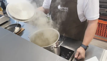 Zmarilo grilovačku počasie? Poradíme vám, ako dodať dymovú chuť mäsu hoc aj na dvojplatničke