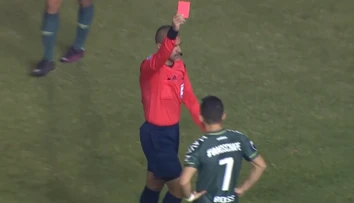 VIDEO: Za stisnutie genitálií je automaticky červená. Vie to už aj hráč Chapecoense