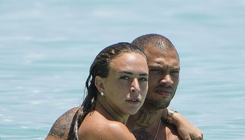 Najsexy bývalý kriminálnik vie, čo robí. Bohatej dedičke už svieti na ruke zásnubný prsteň