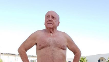 Felix Slováček sa pochlapil. V 75 rokoch pózuje v slipových plavkách