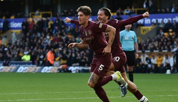 Premier League so staronovým lídrom. City však ratovalo tri body v hodine dvanástej