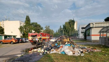 V aute začal horieť odpad, všetko museli vysypať na ulicu. Smetiari majú pre ľudí vážny odkaz