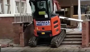 Rozzúrený bagrista zdemoloval nový hotel. Vraj mu za prácu nezaplatili