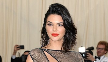 Kendall Jenner randí so známym raperom. Kim ich zachytila v intímnej chvíli