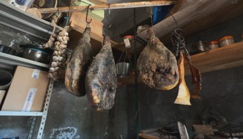 Ukážeme vám vychýrenú chorvátsku delikatesu. Jej hlavnými ingredienciami sú vietor a čas