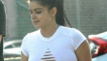 Mladá herečka opäť provokuje. Z nevkusného roztrhaného trička jej vykúkalo poprsie