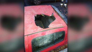 Francúzska polícia rieši záhadu: Polmetrovú dieru v streche auta zrejme spôsobil meteorit