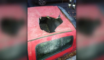 Francúzska polícia rieši záhadu: Polmetrovú dieru v streche auta zrejme spôsobil meteorit