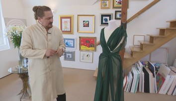 Prezidentka si starostlivo vyberá ľudí, ktorí stoja za jej imidžom. Patrí medzi nich aj známy návrhár