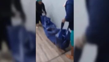 Telo ako dôkaz: Rodina prišla na pobočku poisťovne s nebožtíkom vo vreci
