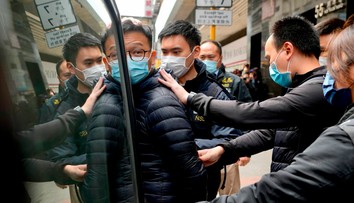 Polícia zatkla šesť osôb spojených so spravodajským webom Stand News. Podnecovali vraj k vzbure