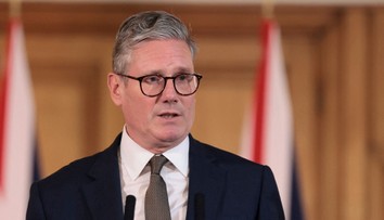 Pozvánky na futbal či lístky na Taylor Swift. Britský premiér čelí kritike za prijímanie darov