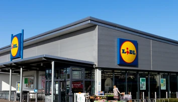 Obchodný reťazec konkuruje fastfoodom. Na pultoch nájdete burgre a hotdogy
