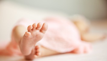 Trojčatá mali pozitívne testy na koronavírus v deň narodenia