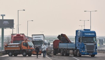 Všetky hraničné priechody a blokované cesty už kamionisti uvoľnili, čakajú na premiéra
