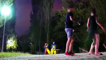 Šialená zábava. Klauni útočia na ľudí s motorovou pílou a nožom