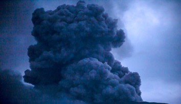 Na Sumatre došlo k mohutnej erupcii sopky Marapi. VIDEO ako z apokalypsy, zahynulo najmenej 11 turistov