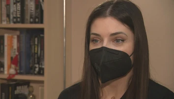 Miška, ktorá na Cypre záhadne ochrnula, si na rehabilitácie zarába vlastnými obrazmi