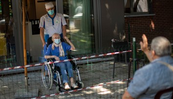 Zamestnanci sociálnych služieb dostanú v čase krízovej situácie infekčný príplatok 405 eur