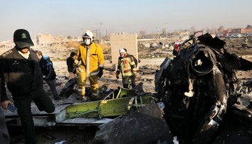 Zverejnili zoznam obetí leteckého nešťastia v Iráne, Teherán odmieta odovzdať čierne skrinky