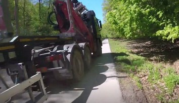 VIDEO: Cyklista zažil pri Lozorne nočnú moru. Nad šialeným manévrom kamionistu zostáva rozum stáť