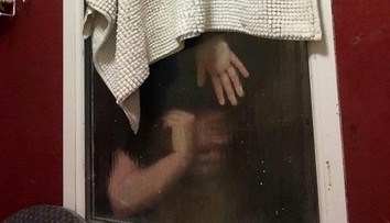 Žena na prvom rande upchala toaletu. Exkrement chcela vyhodiť, zasekla sa v okne