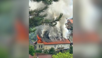 FOTO: Rodinný dom na Liptove zasiahol blesk. Plamene spôsobili obrovské škody