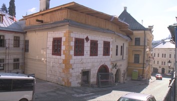 Od mohutného požiaru v centre B. Štiavnice prešiel rok. Zničené domy sú však stále opustené