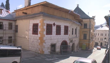 Od mohutného požiaru v centre B. Štiavnice prešiel rok. Zničené domy sú však stále opustené