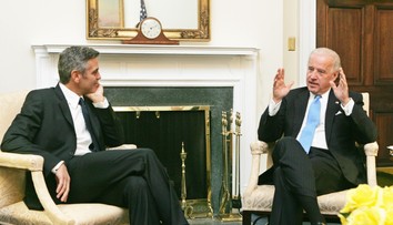 Clooney vyzval Bidena, aby sa vzdal kandidatúry. Demokratov žiada, aby vybrali niekoho iného