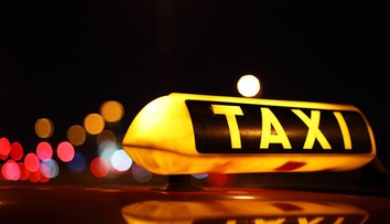 Taxíkom 750 metrov za 18 eur. Turistov si zastal Ondrej