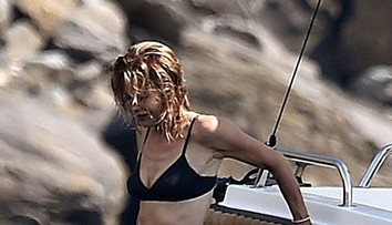 Jej brucho vyzerá lepšie ako tvár: Meg Ryan na dovolenke ukázala sexy postavičku