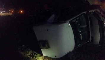 Vážna ranná nehoda na D2 pri obci Sekule. Auto skončilo prevrátené v priekope